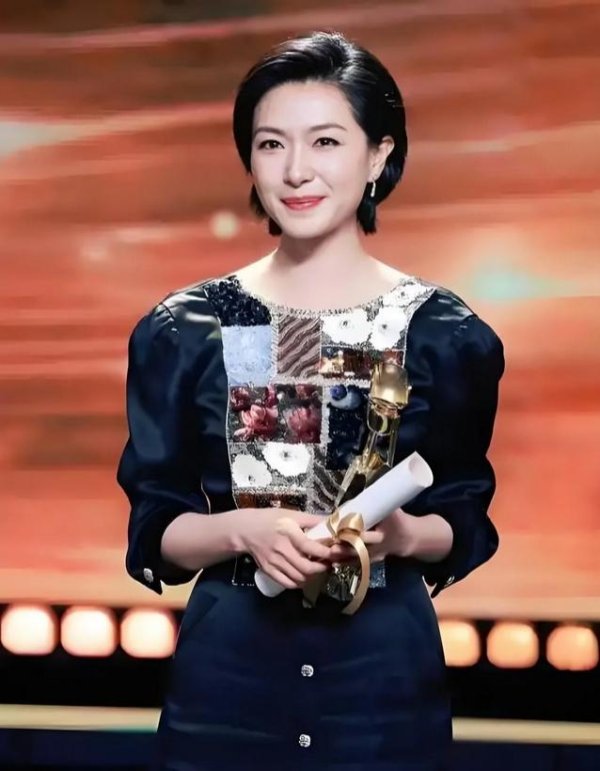 科银宏泰 她是因七次拒绝导演要求被封杀，如今凭实力走红